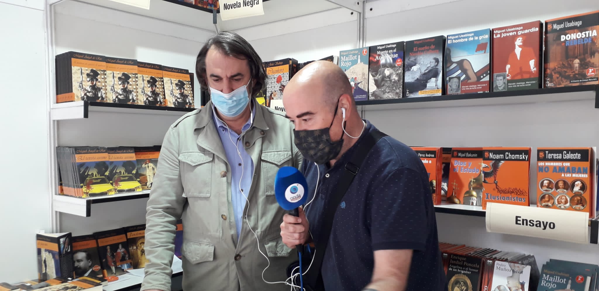 Miguel Ángel de Rus entrevistado en Onda vasca durante la Feria del Libro de San Sebastián