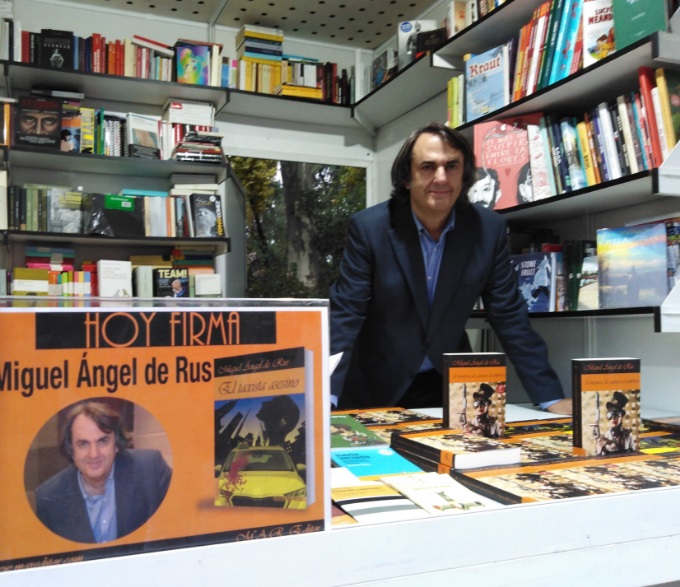 Miguel Ángel de Rus firma ejemplares de El taxista asesino en la Feria del Libro de Madrid 2021